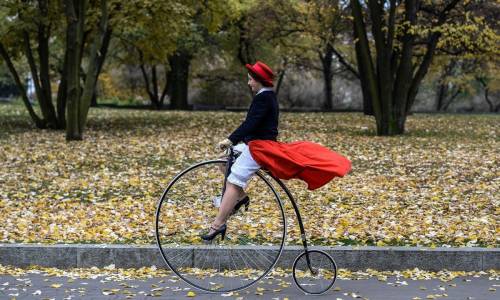 Una ragazza partecipa a una tradizionale gara in bicicli d'epoca chiamata "One Mile Race", al Letna Park di Praga, nella Repubblica Ceca.