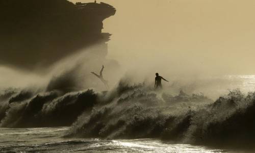  Bronte Beach, Australia. Surfisti alle prese con i cavalloni. 