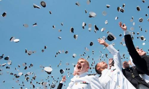 Cerimonia di fine corso dei cadetti della Marina Militare americana all'Accademia di Annapolis.