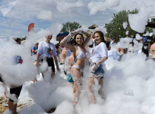 Le partecipanti del festivale estivo "Il batiscafo giallo", Crimea.