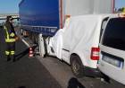 Incidente sull'Autosole: furgone contro tir, muore 32enne