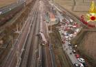 Incidente Frecciarossa: morti due macchinisti, 31 feriti. Procura indaga per omicidio colposo plurimo: “Scambio era in posizione sbagliata” 