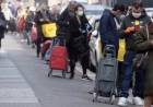 Coronavirus, a Milano lunghe code davanti ai supermercati: in fila dalle 6.30 del mattino.