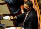 Recovery plan, il ricatto di Renzi a Conte: ridiscuterlo da capo o Italia viva vota contro la manovra. In Senato lo applaude il centrodestra