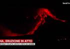 Etna, il ruggito del vulcano: eruzione spettacolare e alta colonna di fumo
