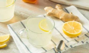 Acqua, zenzero e limone: le proprietà della bevanda che disintossica l’organismo 