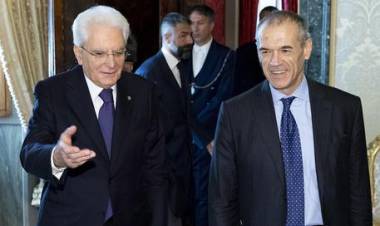 Mattarella dà l'incarico a Cottarelli: 'Senza fiducia elezioni dopo agosto'