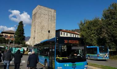 Picchiano l’autista che chiede il biglietto: arrestati quattro stranieri