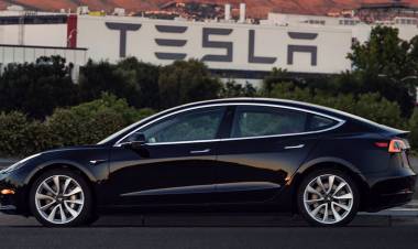 Tesla va meglio del previsto, ma continua a perdere molto denaro