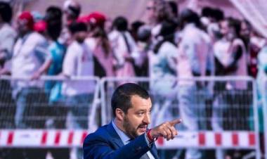 "Porti italiani chiusi anche alle navi militari europee", la richiesta di Salvini dopo lo sbarco della nave irlandese con 106 migranti