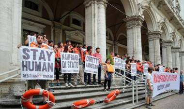 Migranti, Salvini: «Prima di autorizzare sbarchi voglio i nomi»