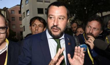 Barcone verso l'Italia, a bordo anche minori in difficoltà. Salvini non molla: "No sbarco in nostri porti"