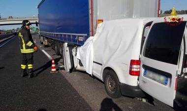 Incidente sull'Autosole: furgone contro tir, muore 32enne