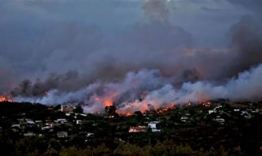 La Grecia brucia, oltre 70 morti "Scene raccapriccianti, dodici ore di inferno"