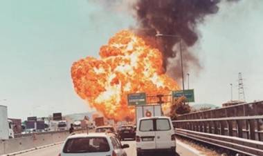 Incendio con esplosioni in autostrada un morto e 100 feriti a Borgo Panigale