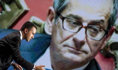 Manovra, Di Maio: "Sì a un po' di deficit. Debito può scendere tra uno o due anni"