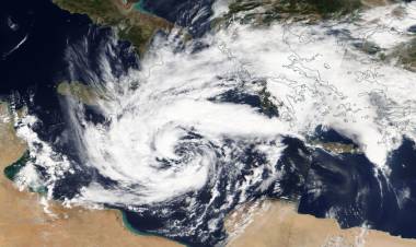 METEO:  Uragano Medicane più forte del previsto, dopo Sud Italia, flagella ora la Grecia a 160km/h