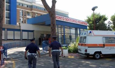 Acido caustico nel succo di frutta al bar: grave bimbo di 5 anni, stomaco ed esofago bruciati