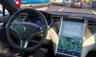Tesla Autopilot non è sicuro: lo dicono gli esperti americani