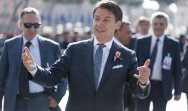 Governo su filo della crisi.Conte,avanti se con dignità