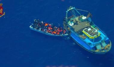 Migranti, il trucco della «nave madre»: accompagnati vicino a Lampedusa e poi lasciati sul barchino