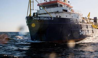 Migranti, Sea Watch: ricorso alla Corte di Strasburgo | Salvini: "LʼUe li mandi in Germania e in Olanda"