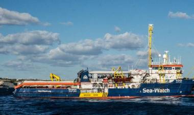 Sea Watch, notte davanti al porto di Lampedusa. Salvini: «Non sono naufraghi ma viaggi organizzati»