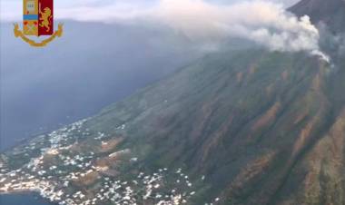 Stromboli, la paura e la rabbia. «Noi, lasciati soli sotto il vulcano»
