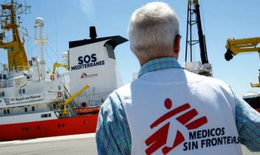 Migranti, Sos Mediterranée e Msf riprendono il soccorso in mare. Salvini attacca ong e scrive alla Francia: “Non siamo campo profughi Ue”