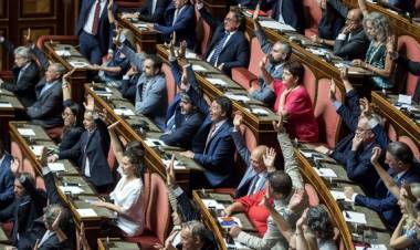 Nuova maggioranza: M5S, Pd, LeU e Autonomie, voto compatto contro il centrodestra