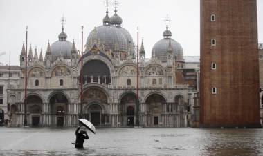 Venezia, la marea sale più del previsto. Piazza San Marco di nuovo allagata