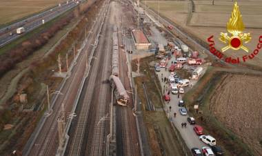Incidente Frecciarossa: morti due macchinisti, 31 feriti. Procura indaga per omicidio colposo plurimo: “Scambio era in posizione sbagliata” 