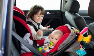Dai seggiolini agli airbag: le regole per far viaggiare i bambini in auto in modo sicuro