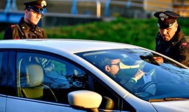 Coronavirus, a Sciacca positivo fa la spesa: rischia 12 anni. Denunce da Venezia a Bologna: feste nei locali e persone in giro senza motivi