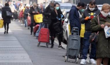 Coronavirus, a Milano lunghe code davanti ai supermercati: in fila dalle 6.30 del mattino.