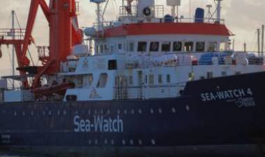 Immigrazione, Matteo Salvini: "Se la Sea Watch sbarca a Palermo, denunceremo il governo per favoreggiamento"