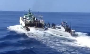 Lampedusa, la Guardia di finanza insegue un peschereccio tunisino e apre il fuoco: il video
