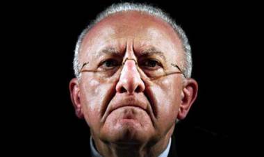 Una madre di nome Giorgia Meloni ridicolizza il governatore De Luca