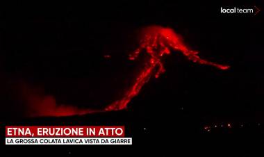 Etna, il ruggito del vulcano: eruzione spettacolare e alta colonna di fumo