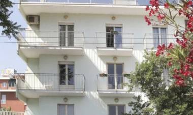 Ragazza in vacanza cade dal balcone dell'hotel, giallo a Riccione. «Volo di sette metri»