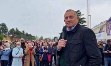 Green pass, il sindaco medico senza Green Pass e vaccino apre l'ufficio in un gazebo: «Regole assurde a cui non voglio sottostare»