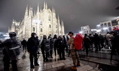 Aggredita in piazza Duomo a Milano, si indaga su almeno altri 5 casi  Una delle vittime: "La polizia vedeva e non ha fatto nulla"