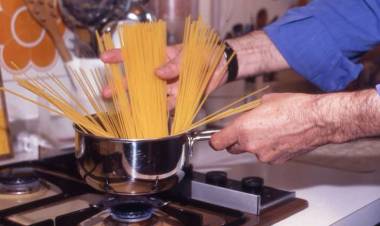 Gas alle stelle: come cucinare risparmiando. Il trucco della pasta a fuoco spento