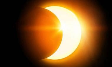 Tutti con gli occhi rivolti al cielo: arriva l'eclissi parziale di sole