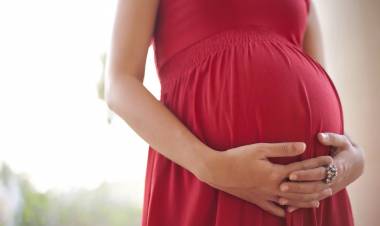 Nascite in Italia al minimo storico nel 2022, una famiglia su 4 a rischio povertà