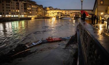 Allerta rossa in Toscana, passa la piena dell'Arno a Firenze