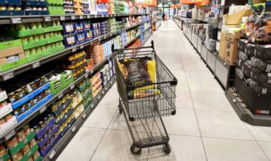 Istat: negli ultimi 25 anni prezzi saliti del 63%. Per casa e utenze inflazione del 120%, per gli alimentari del 90%