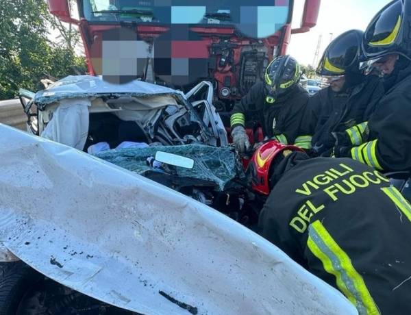 Maxi incidente in A4, autocisterna contro cinque auto in coda: nove feriti