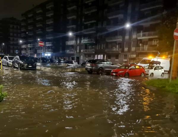 Bomba d'acqua su Milano: Seveso esondato, allagamenti e vie chiuse...