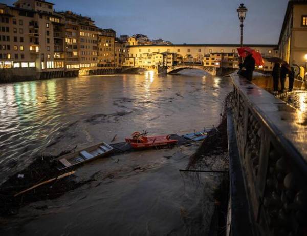Allerta rossa in Toscana, passa la piena dell'Arno a Firenze...